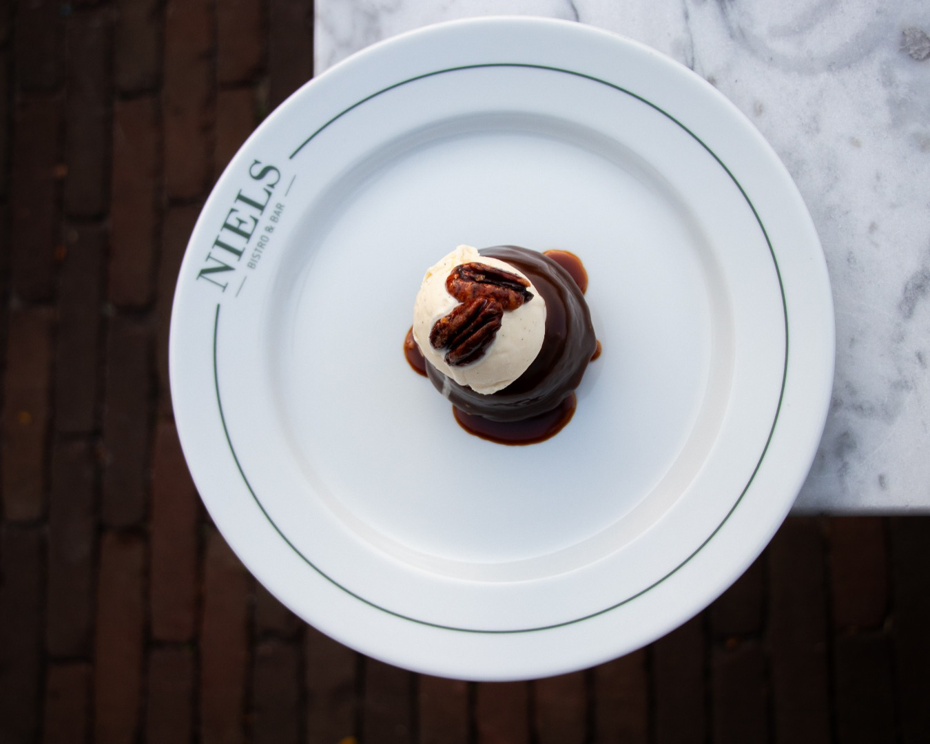 Een nieuwe bistro betekent nieuw bedrukt servies: Niels ging de uitdaging aan